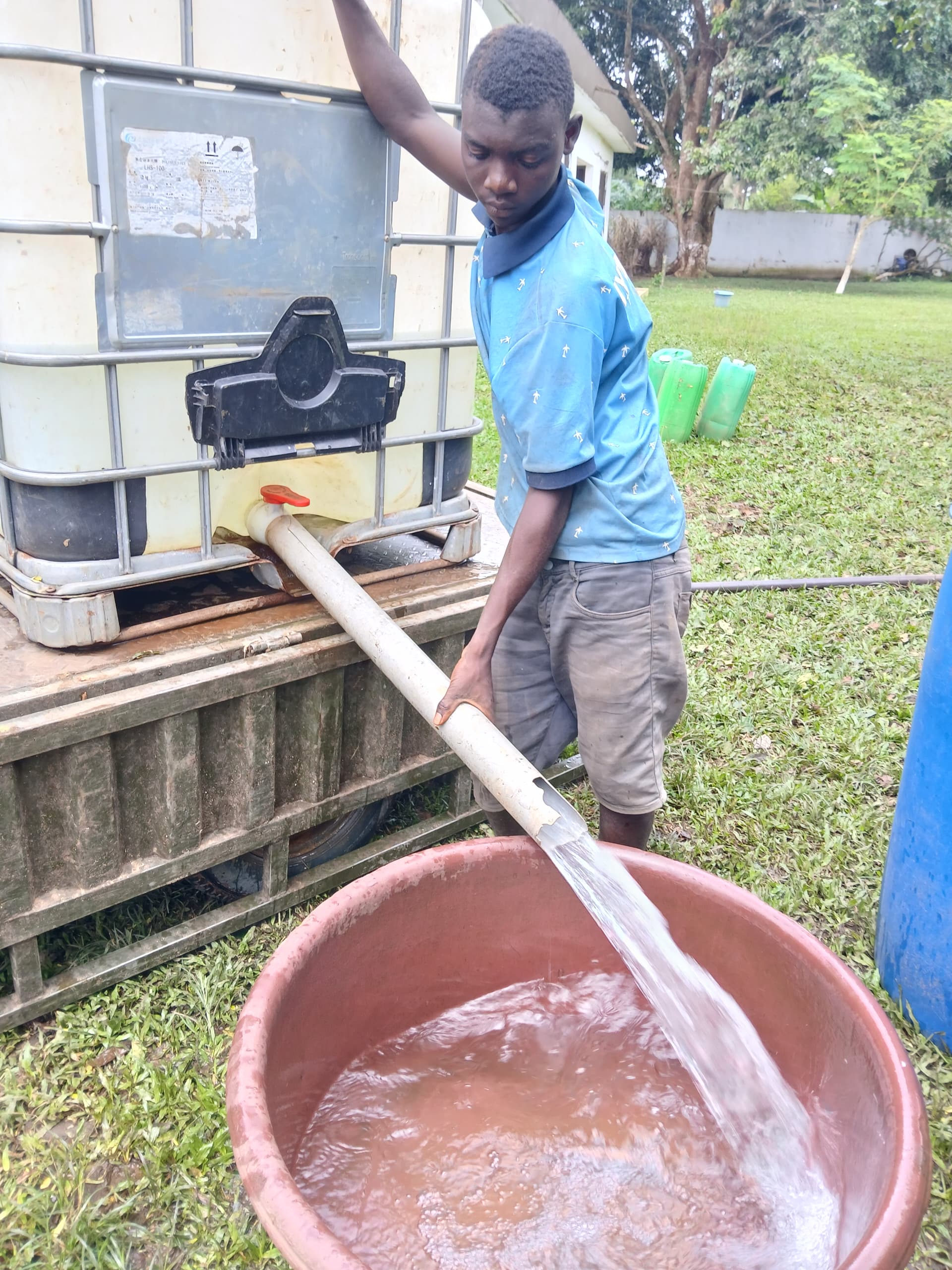 Demande de raccordement de l’eau à la VILLA proche des PASTEURS à la gare de Lopou sous-préfecture de Dabou chez Mr Gnagne Agnimel ( Feu defunt) .